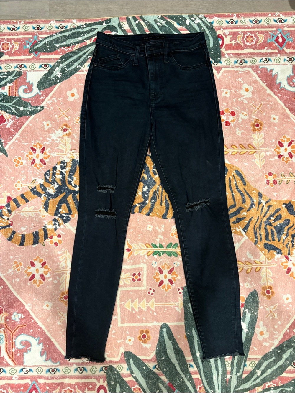 Rock & Republic Dark Blue Skinny Jeans with Knee Rips